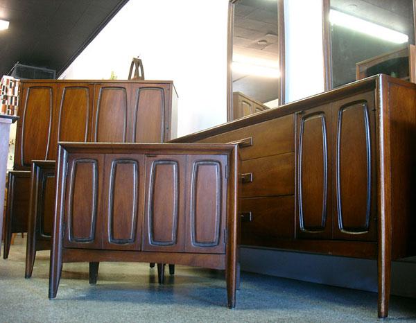 broyhill emphasis mid century modern bedroom set