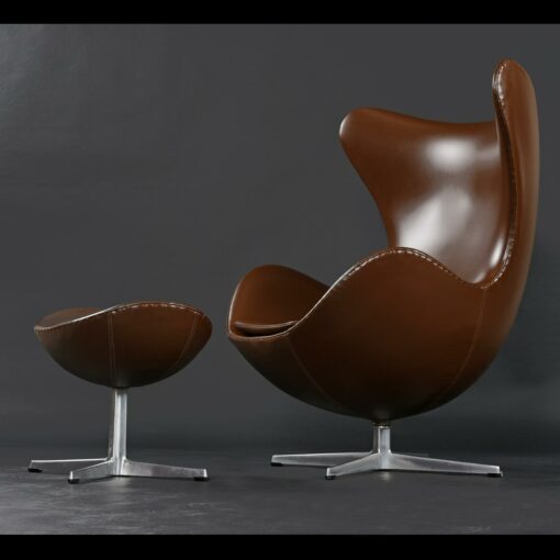 Side view brown leather vintage Arne Jacobsen Egg chair