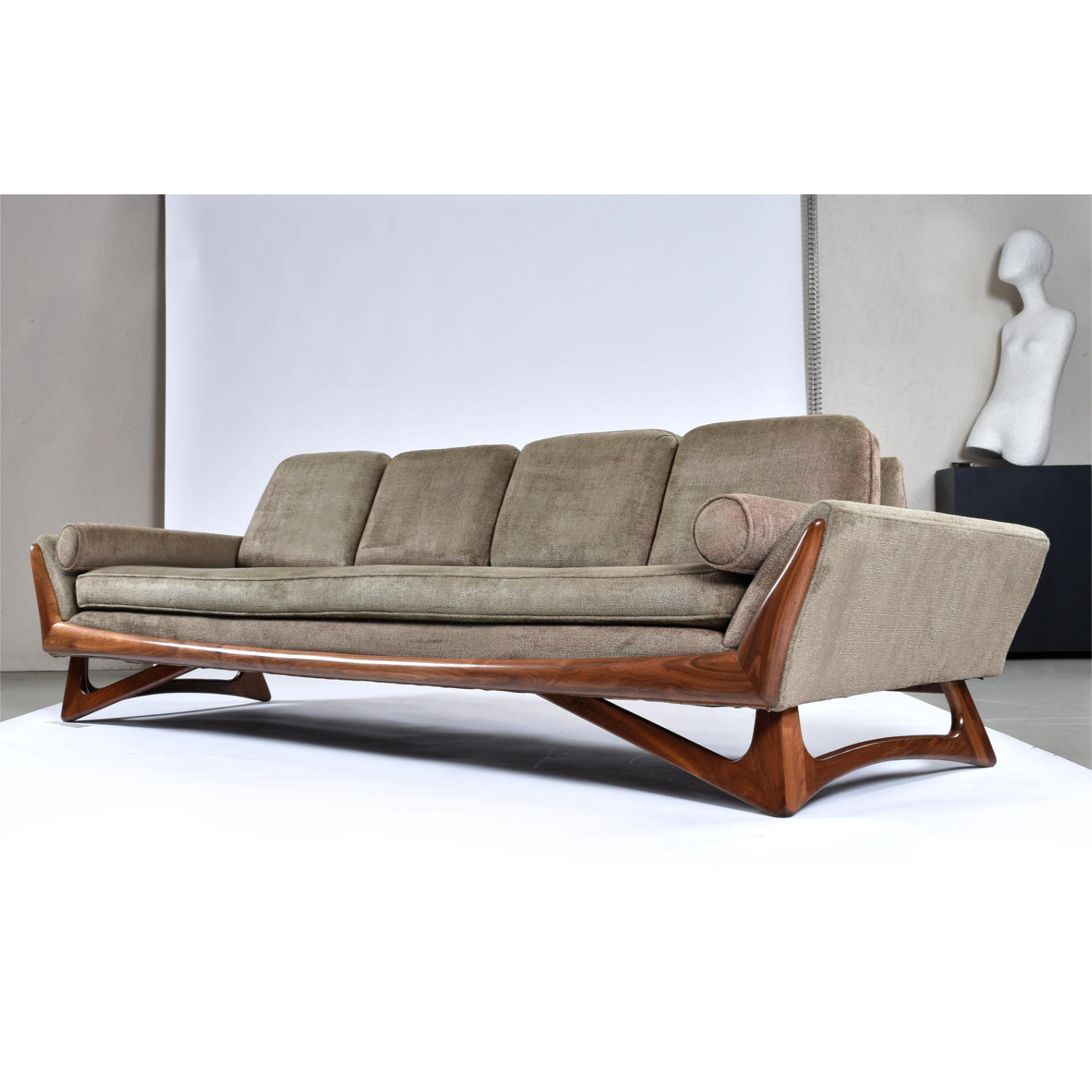 het internet Goneryl Geruïneerd Adrian Pearsall Style Four Seat Walnut Wood Trim Mid-Century Modern Sofa het internet Goneryl Geruïneerd Adrian Pearsall Style Four Seat Walnut Wood Trim Mid-Century Modern Sofa