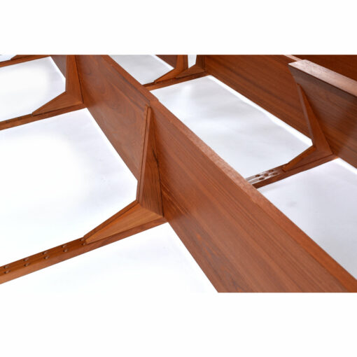 Unique doweled supports on Paul Cadovius Royal System