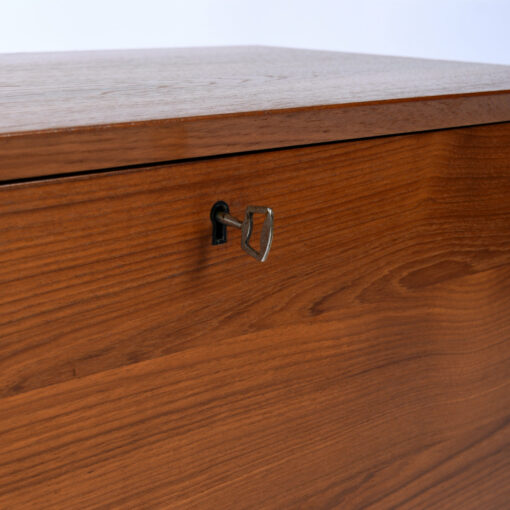 Key included with locking bar / secretary cabinet