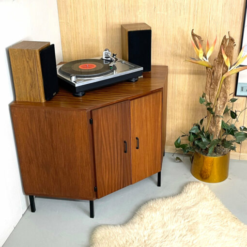Record cabinet that fits in the corner